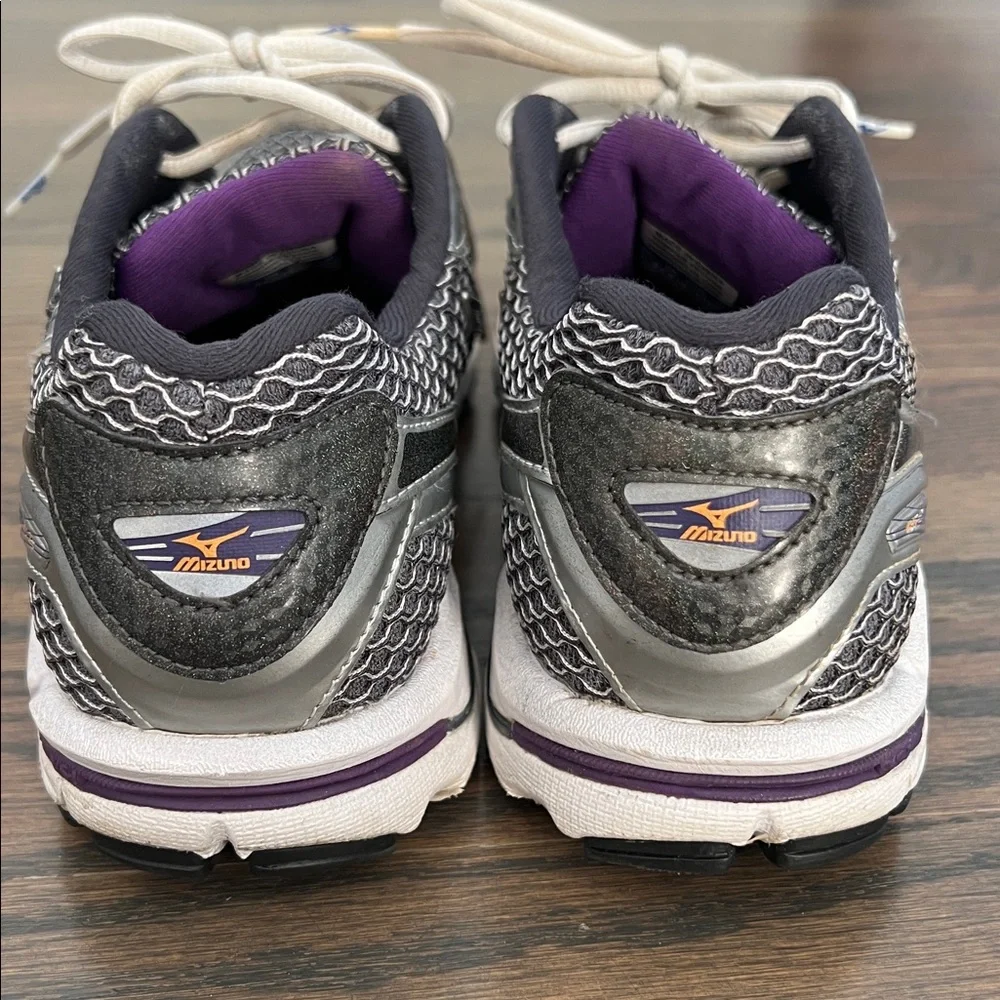 Mizuno Women's Running Shoes - gray size 8 - Picture 4 of 6